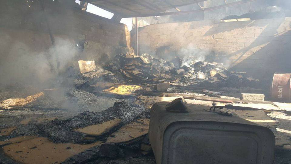 جزء من الدمار الذي خلفته غارات طيران العدوان الإجرامي في سوق جياش للخضروات بمدينة صعدة.5