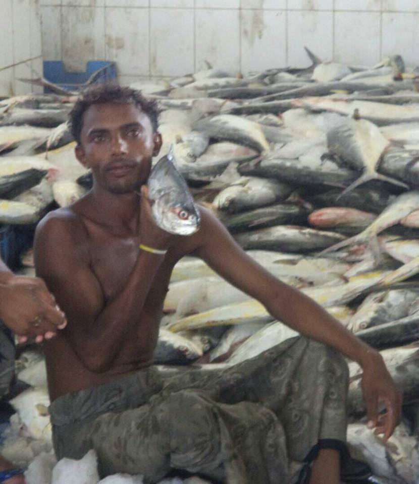سلطان نونو احد المسعفين الذي اصيب في الضربة الثالثة التي اتهدفت سوق الصيادين